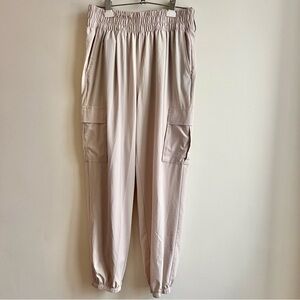 Vuori Women's Cream Jogger Pants w/ Cargo Pockets- great for travel!